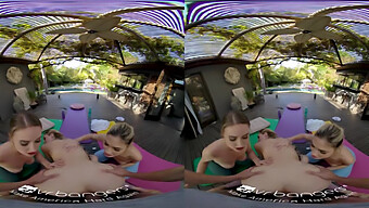 Sesi Yoga Yang Intens Membawa Kepada Threesome Vr Panas Dengan Kecantikan Berambut Pirang