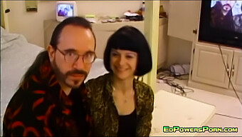 Ed Powers Og Nona Mejone I Het Retro-Møte