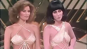 Raquel Welch A Cher V Klasickom Retro Ženskom Vystúpení