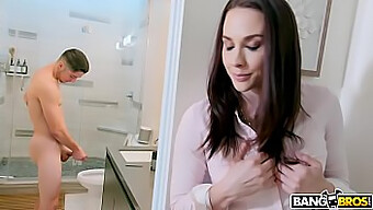 Chanel Preston, Styvmamma Fångar Sonen Som Njuter Av Sig Själv I Badrummet