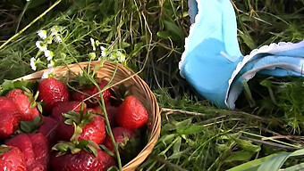 Fresca E Doce: Close-Up Da Buceta De Uma Garota Com Morangos