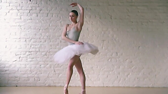 Europese Dansers Demonstreren Hun Balletvaardigheden In Een Hete Video