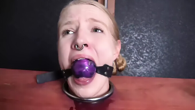 En Slave Domineret Af En Vibrator