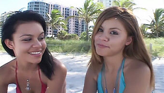 Due Giovani Ragazze Dalla Spiaggia Di Miami Che Fanno Un Pompino Ad Un Dilettante