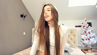 Ruská Modelka S Malými Prsy Na Webkameře