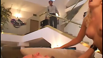 El Jefe Atrapa A Su Empleado En Un Acto Sexual Como Parte De Una Acción Disciplinaria, Lo Que Lleva A Un Placer Oral Y A Tragar ¡una Experiencia Sexual Intensa!