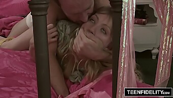 Surpresa De Aniversário Da Jovem Ivy Wolfe: Uma Gozada Interna