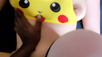 Fransk Jente I Pikachu-Kostyme Nyter Intens Sex