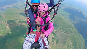 Rambut Dan Punggung Yang Dicukur Terdedah Semasa Pengembaraan Paragliding Buatan Sendiri