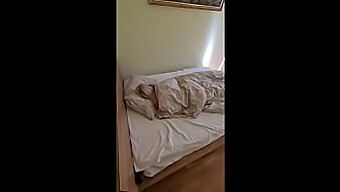 Ehefrau Von Ehemann Im Bett Zurückgelassen, Freund Hilft Beim Morgendlichen Aufwachen