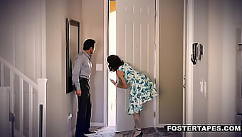 Velike Joške Milf Foster Mama Joslyn James In Najstniška Foster Pastorka Aria Lee V Trojčku Z Velikimi Joški