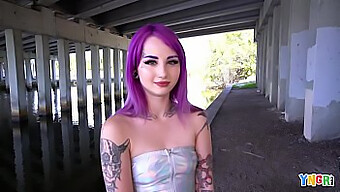 Jovem Tatuada Com Cabelo Roxo É Fodida Com Força