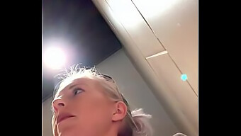 Blondine Fingrer Sig Selv På Offentligt Toilet