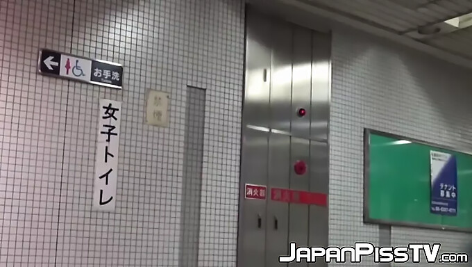 Des Beautés Japonaises Urinent Dans Les Toilettes Publiques Et Enregistrent