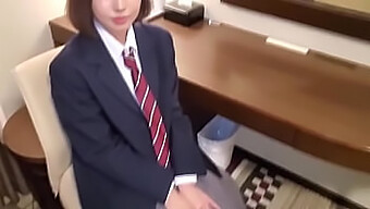 Japanisches College-Mädchen Wird Wild In Gonzo-Video