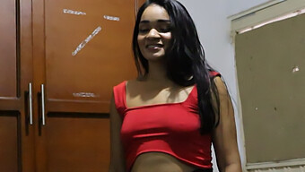 Meia-Irmã Venezuelana Mostra Sua Lingerie