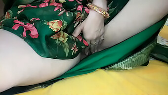 Asiatisk Pige Afslører Lingeri Under Saree Under Sensuel Massage