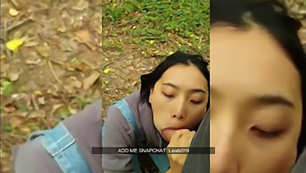 Seorang Gadis Muda Cina Memberikan Blowjob Di Tempat Umum Pada Seorang Pria Kulit Putih.