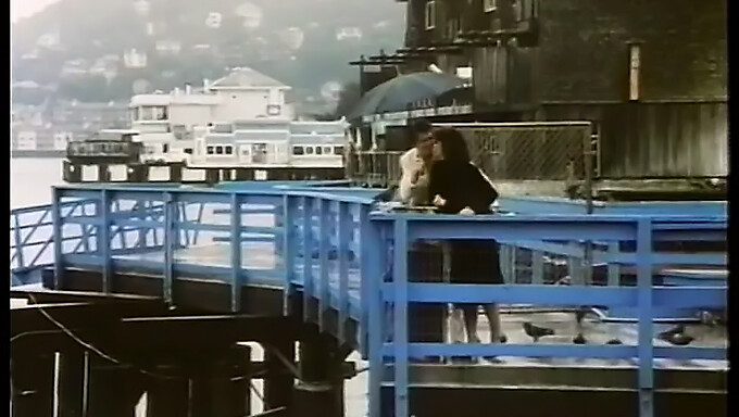 Hanımefendi, Retro Erotik Bir Filmde Kocasını Aldatmayı Seviyor.