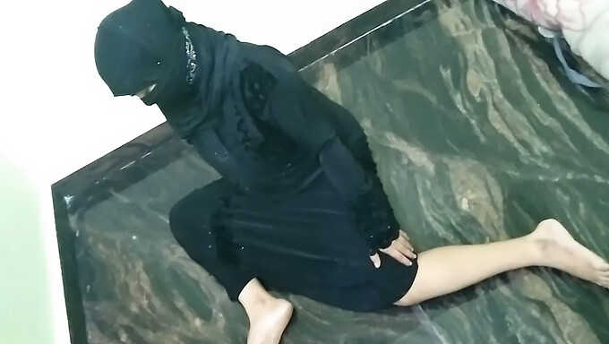 Adolescente Gorda Seduce A Una Chica Musulmana Bajo El Hijab