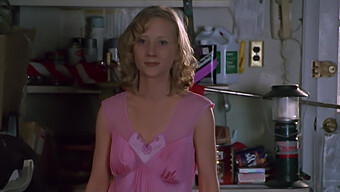 สาวบลอนด์เซ็กซี่ Anne Heche ในฉาก Donnie Brasco ที่มีหน้าอกใหญ่และเป็นธรรมชาติ