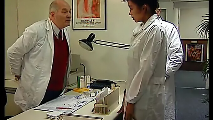 Klasik Büyük Göğüslü Doktor Hd'De Anal Beceriliyor