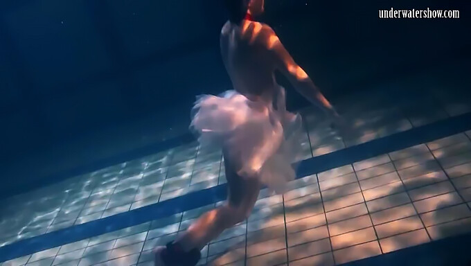 Le Spectacle Solo Sensuel De Ballerina Bulava Lozhkova Dans La Piscine