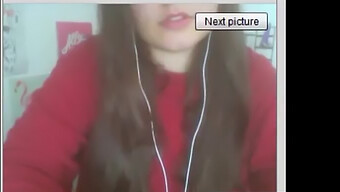 Ragazza Polacca Della Webcam Mostra Le Pinze Ai Capezzoli Durante La Chat