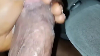 Une Fille Excitée Adore Sucer Une Grosse Bite Et Goûter Au Sperme Sucré