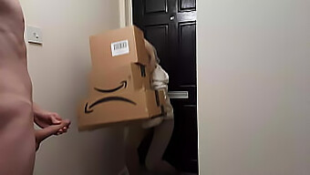 Sexo Vestido: Um Homem Carente Conhece Uma Entregadora Da Amazon Que Satisfaz Seus Desejos