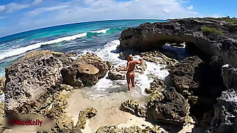 ¡el Turista Captura A Una Verdadera Chica Complaciéndose A Sí Misma Junto Al Mar!