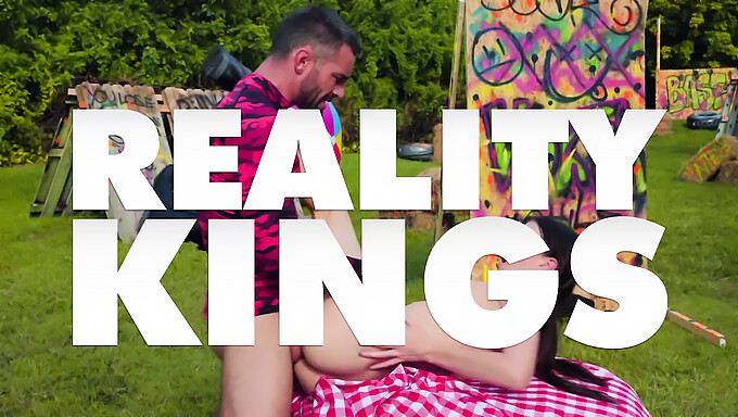 Reality Kings: Dospievajúce Dievčatá Sa Oddávajú Vzájomnej Masturbácii