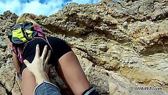 La Studentessa Dell'Istruttore Di Arrampicata Ha Il Suo Primo Incontro Di Deepthroat Vicino Al Mare