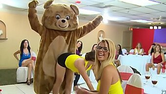 Show De Stripper Temático Urso Hilário Para Uma Festa De Despedida De Solteira Com Homens Bem Dotados