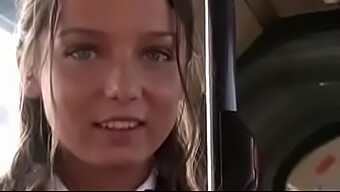 Foxy Di Blir Knullet På Bussen I En Het 240p-Video