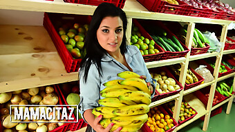 Encuentro Caliente Con Una Joven Colombiana En El Mercado, Llevando A Una Intensa Actividad Sexual